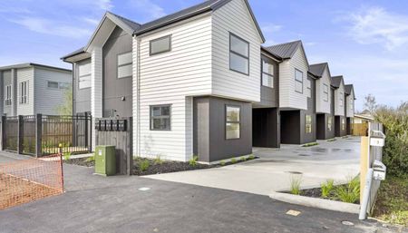 Modern, Fully Furnished 4 Bed & 4 Bath Townhouse ! - Photo 4