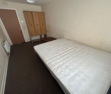 4 bedroom flat to rent - Photo 4