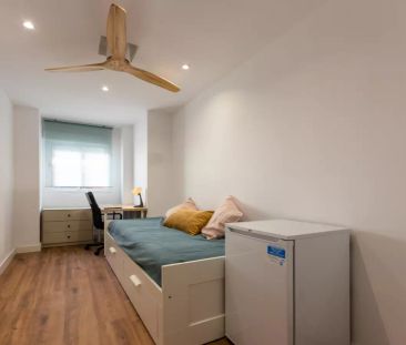 Double bed in Rooms for rent in 5-bedroom apartment in Valencia - Photo 1