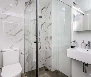 Stylish North-Facing Apartment in Prime Penrith Location - Photo 3