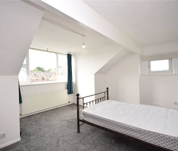 10, Woodville Grove, Horsforth, Leeds, LS18 5BX - Photo 2