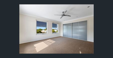 HUGE THREE BEDDER WITH MULTIPLE LIVING SPACES! - Photo 5