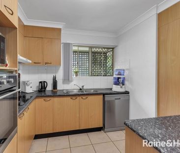 Spacious & Private Apartment in Prime Location with a Pool! - Photo 3