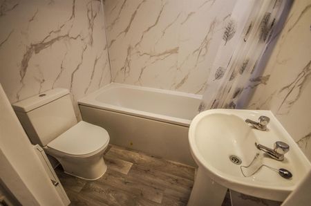 35 Long St, Dursley - Photo 2