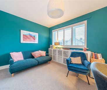 A beautifully presented two-bedroom home with parking. - Photo 4