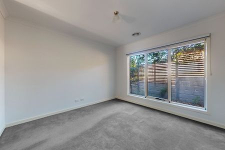 Modern & Spacious 3 Bedroom Family Home - Photo 2