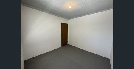 Charming 2-bedroom Unit - Photo 3