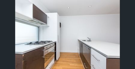 Spacious apartment in prime location - 2 parking bays - Photo 5