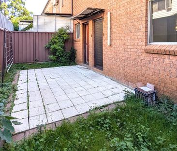 Spacious 3 Bedroom Townhouse - Photo 4