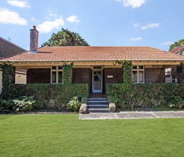 Large free-standing home in prime location - Photo 1