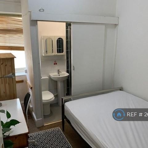 1 bedroom in a house share to rent - Photo 1
