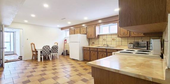 Lower-99Stilecroft Dr | Spacious 2-Bedroom Apartment | Renovated - Photo 2