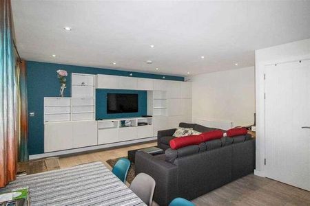 Horsham Gates Two,north Street,horsham, RH13 - Photo 2