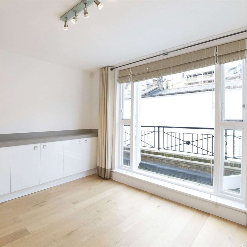 Bright split level period conversion overlooking Onslow Gardens, with wooden floors, high ceilings and private terrace, moments from the amenities of South Kensington. - Photo 1