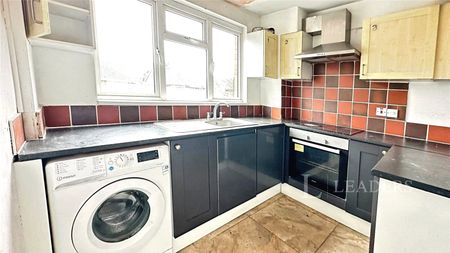 5 bedroom house to rent Brendon Avenue, Luton, Bedfordshire, LU2 - Photo 2