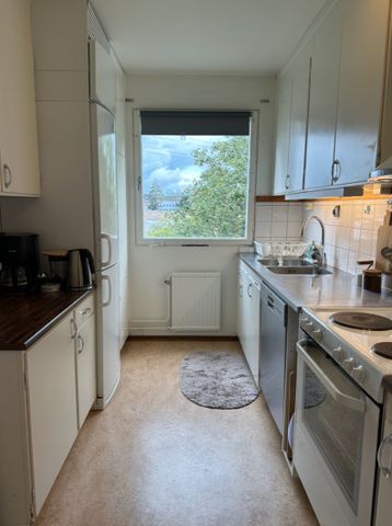 Rymlig 4:a med badrum och toalett. Nära till Kista mässa och Mall of Scandinaiva - Photo 4