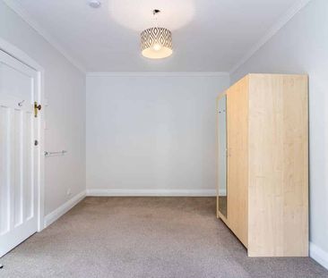 4 bedroom home with entertaining deck - Photo 2