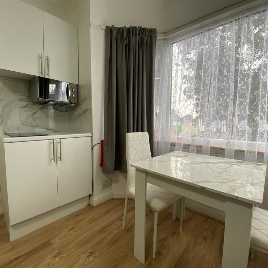House share to rent in Whitchurch Lane, Edgware, HA8 - Photo 1