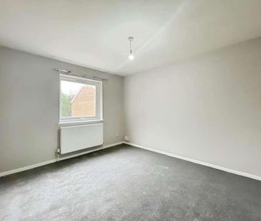 Rochfords Gardens, Slough, SL2 - Photo 3