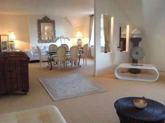 An exquisite four bedroom mansion apartment offers a luxury living, stylishly furnished with river views. Available now - Photo 1