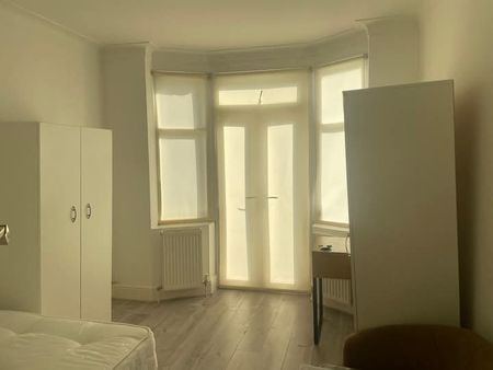 A luxury house Available at hendale Avenue NW4 4LR London UK - Photo 4