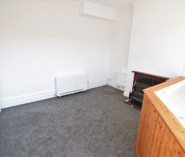 To Let 1 Bed Flat - Photo 4