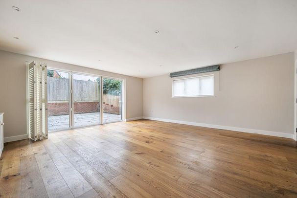 4 bedroom end of terrace house to rent - Photo 1