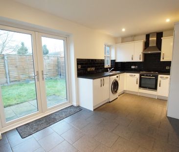 3 bedroom Semi-Detached House to let - Photo 4