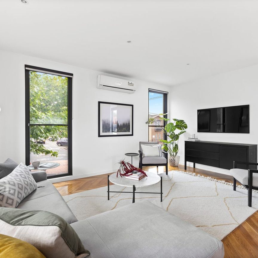 STYLE, SPACE AND ELEGANCE WITH PRIVATE COURTYARD - Photo 1