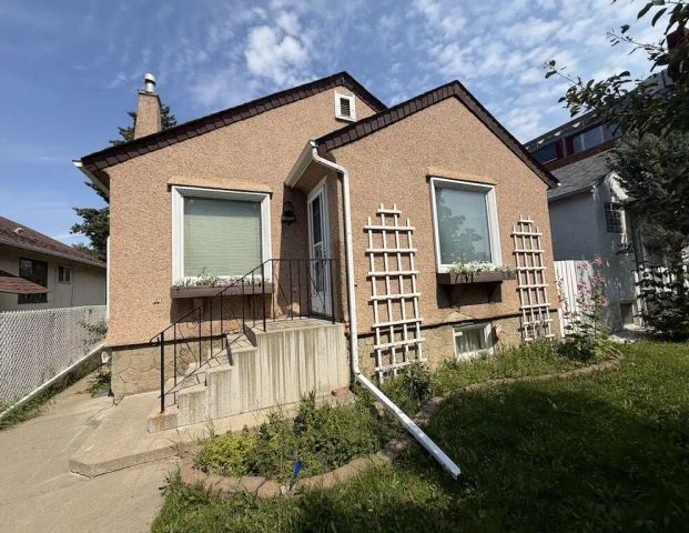 Beautiful & Spacious 5-Bedroom Home Near U of A & Whyte Ave — 5 Bedrooms House - Photo 1