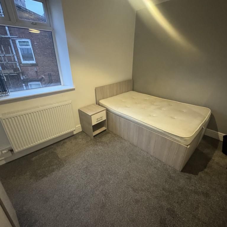 1 bedroom in a flat share to rent - Photo 1