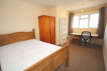 STUDENT Four Dbl Bedroom Flat – Surbiton (St. Marks Hill, KT6) - Photo 2