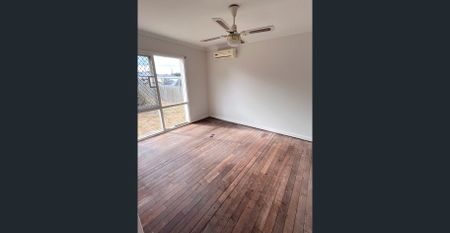 QUIET CUL-DE-SAC LOCATION - Photo 2