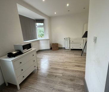Ground Floor self contained studio flat ideal for couple- 1200 pcm ... - Photo 2