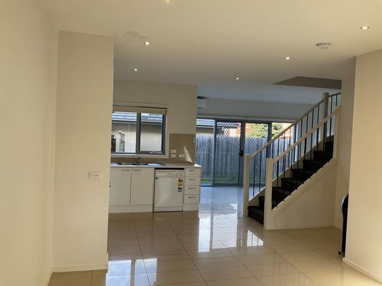 8/256 Waiora Road, Macleod - Photo 1