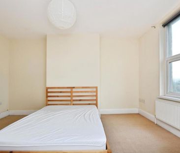 A well-presented two-bedroom upper-level maisonette to let in BS3, ... - Photo 4