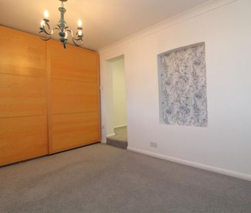 2 bedroom end of terrace house to rent - Photo 3