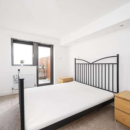 Mile End Road, Whitechapel, E1 - Photo 1