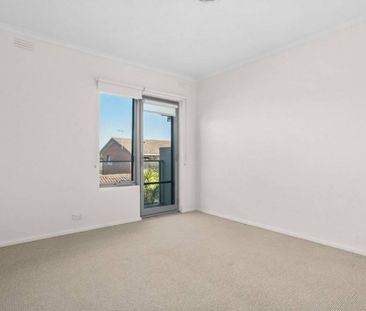 THREE BEDROOM | MINUTES TO BEACH | GREAT LOCATION - Photo 3