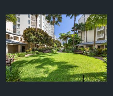 DELUXE THREE-BEDROOM APARTMENT WITH SPECTACULAR HARBOUR VIEWS - Photo 6