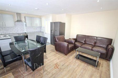 4 bedroom end of terrace house to rent - Photo 2
