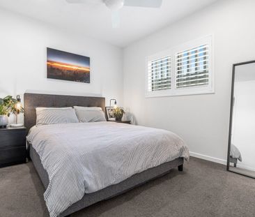 Modern Top Floor Apartment with a View! - Photo 4