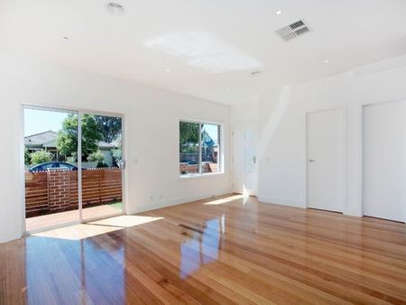 MODERN AND STYLISH 3 BEDROOMS PLUS STUDY - STREET FRONTAGE! - Photo 2