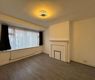 Launceston Gardens, Greenford, UB6 - Photo 3