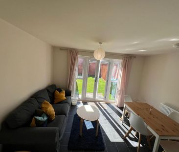 4 bedroom semi-detached house to rent - Photo 4