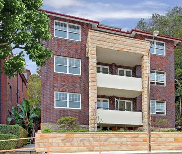 HARBOURSIDE SERENITY IN CHARMING ART DECO APARTMENT - Photo 4