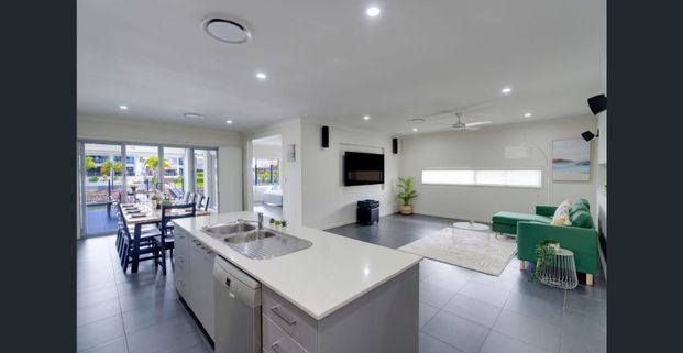 Fully furnished - Private Jetty - Fully Furnished Stylish Family Haven in the Heart of Helensvale – 21 Harbourvue Court - Photo 1