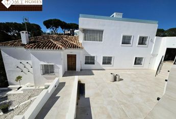 LARGE DETACHED VILLA WITH PRIVATE POOL AND GARDEN