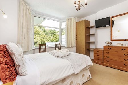 2 bed flat to rent in Rosemount Road, BH4 - Photo 5