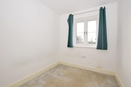 3 bedroom end of terrace house to rent - Photo 2